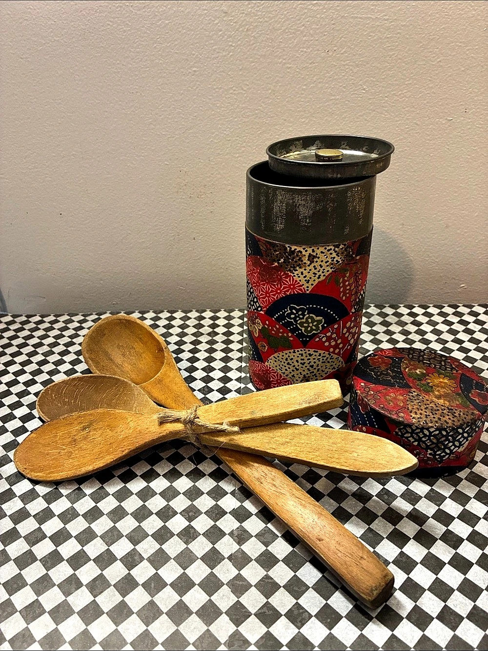 Japanese-Style Kitchen Utensil Set in Red & Black